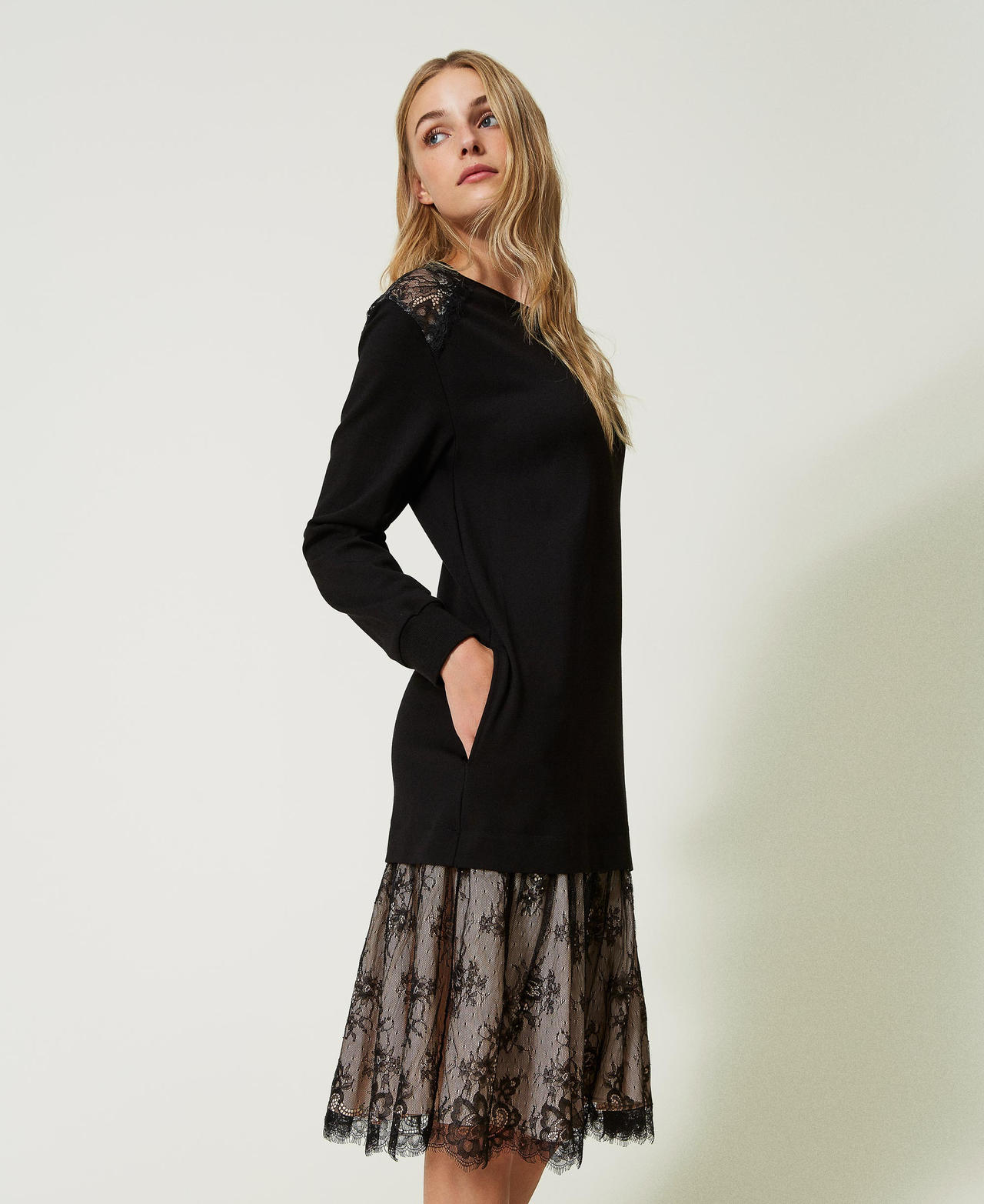 Robe midi en scuba et dentelle