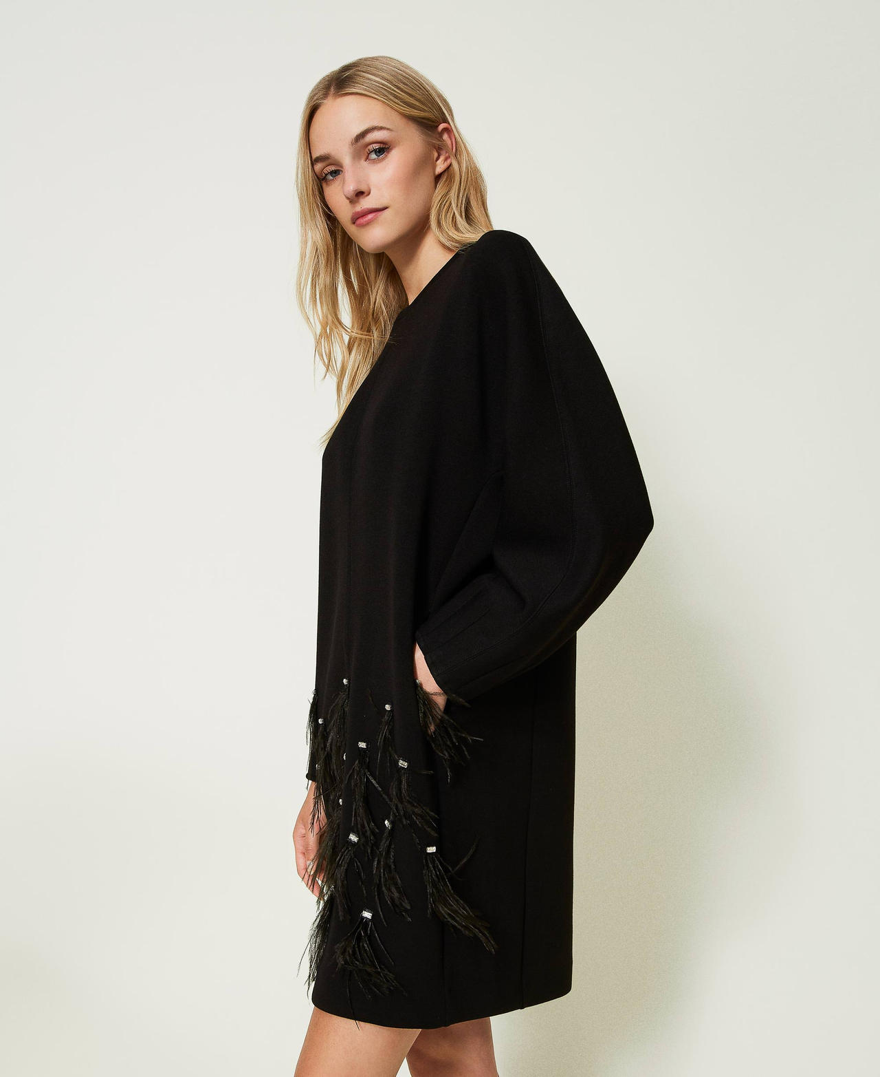 Robe courte avec broderie réalisée à la main