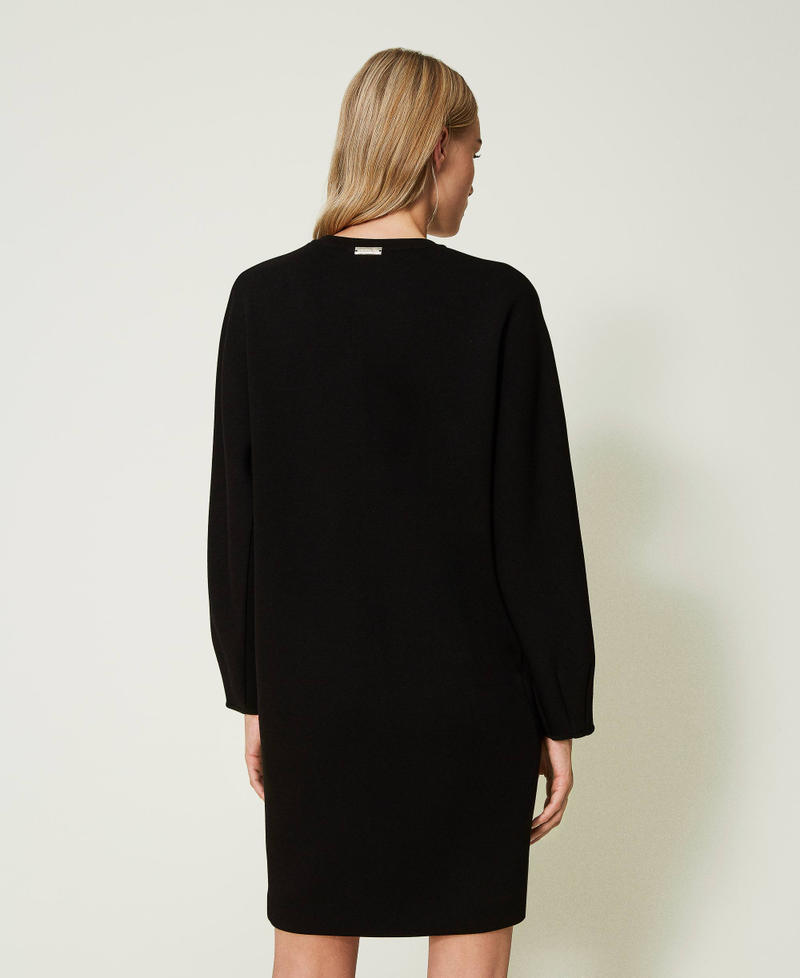 Robe courte avec broderie réalisée à la main