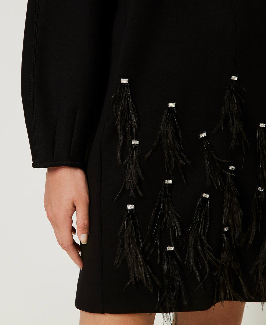 Robe courte avec broderie réalisée à la main
