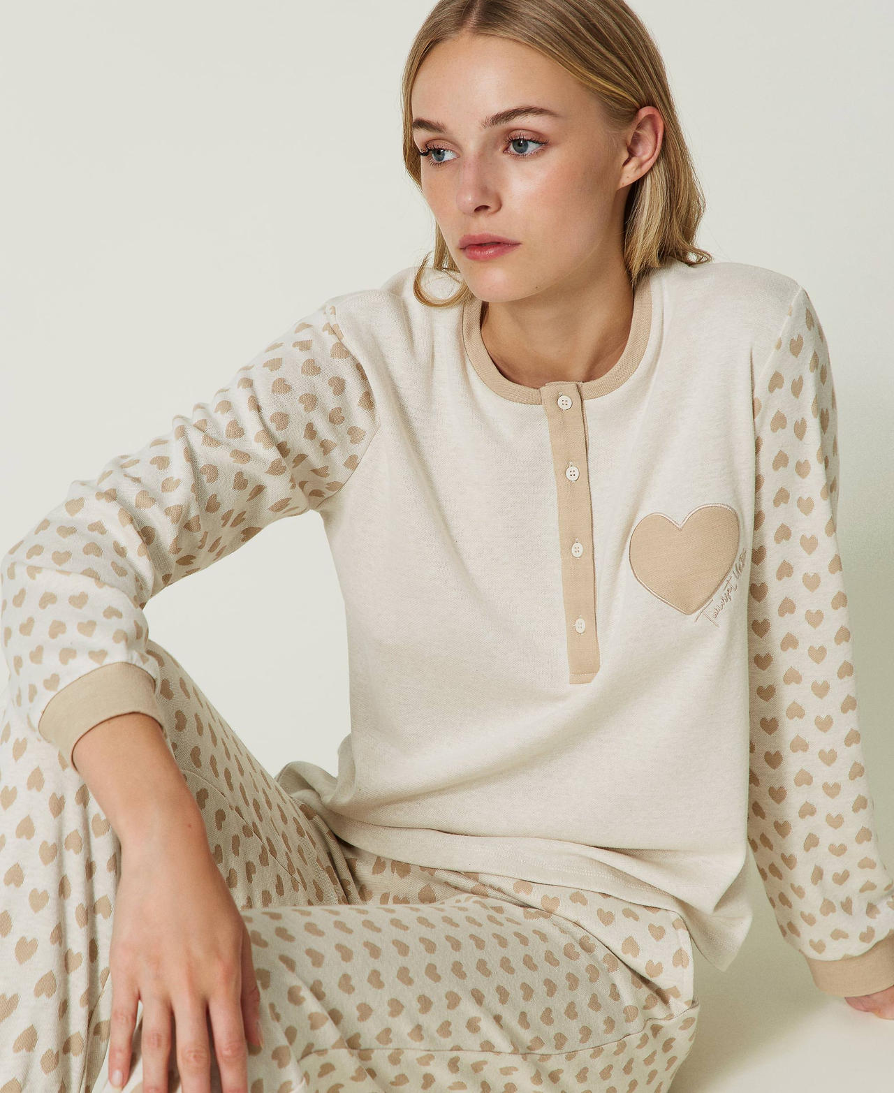 Pyjamas with jacquard hearts and lettering Two-tone Mother of Pearl / Jacquard Hearts Woman 232LL2LAA-02