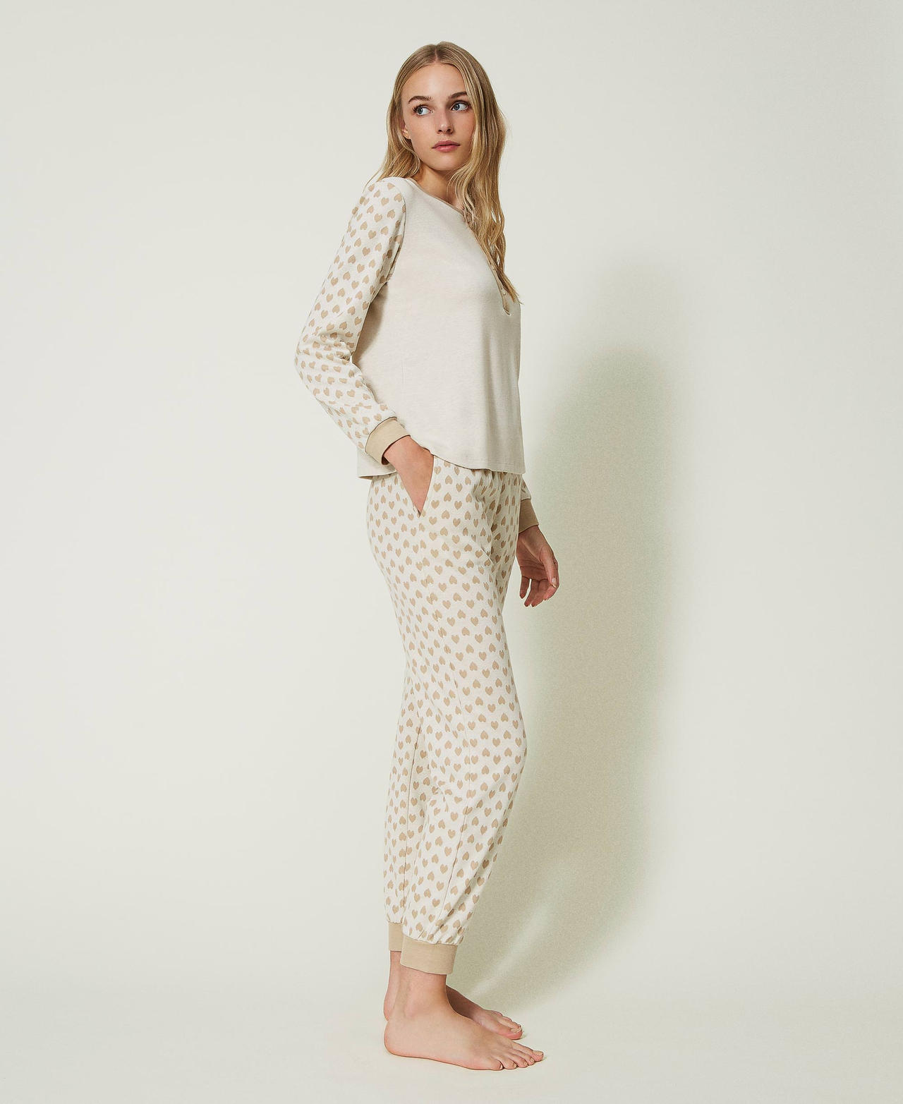 Pyjamas with jacquard hearts and lettering Two-tone Mother of Pearl / Jacquard Hearts Woman 232LL2LAA-03