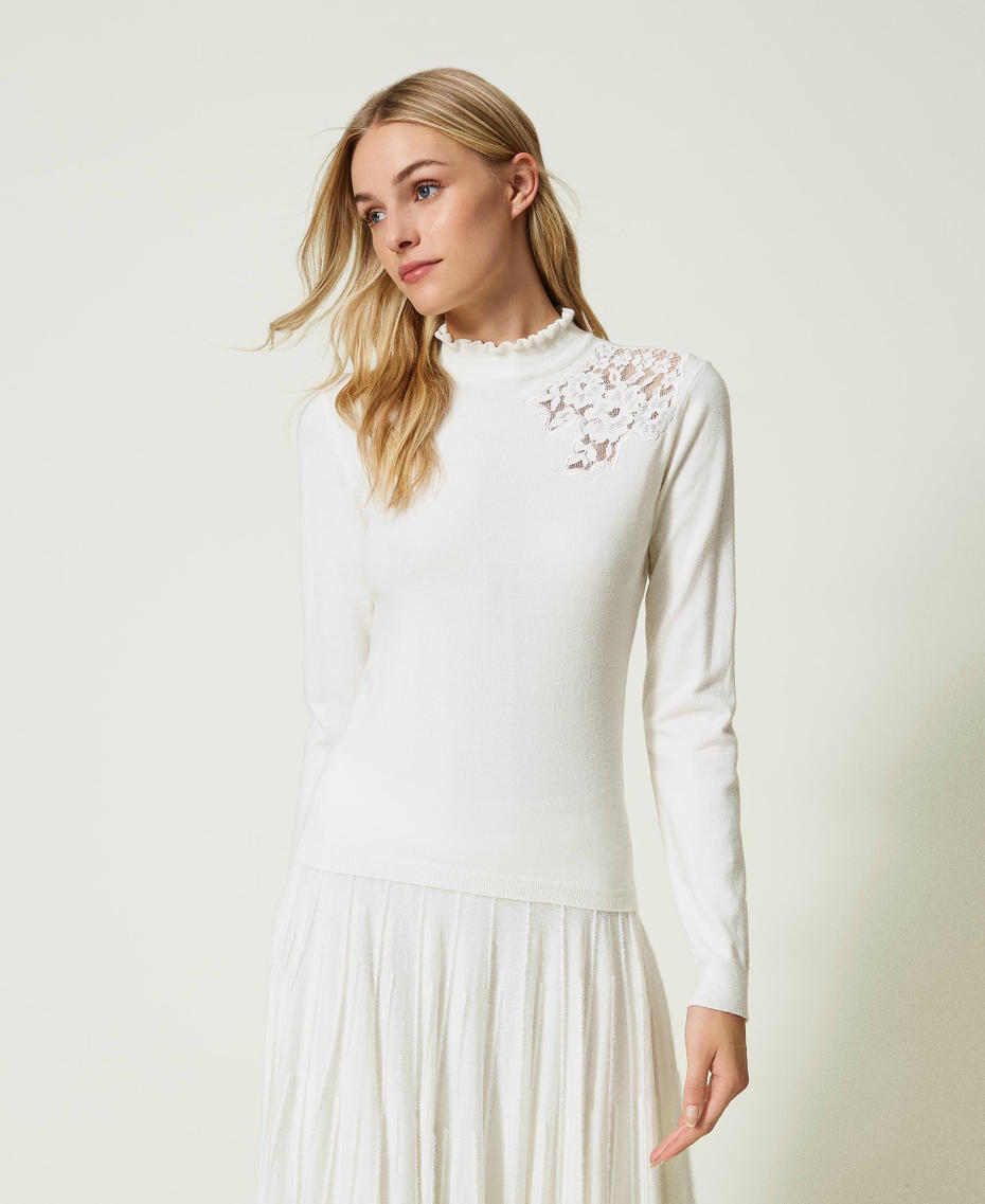 Stehkragenpullover aus Wollmischung mit Spitze