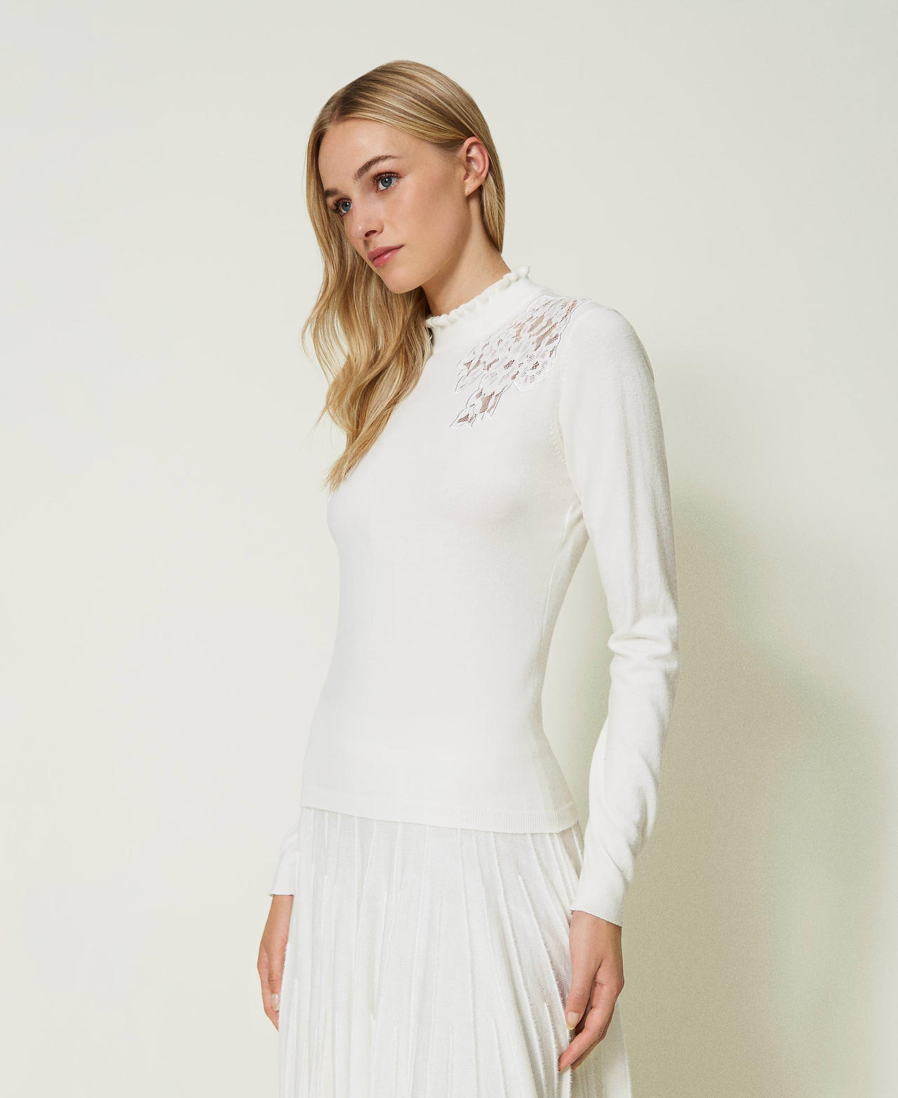 Stehkragenpullover aus Wollmischung mit Spitze