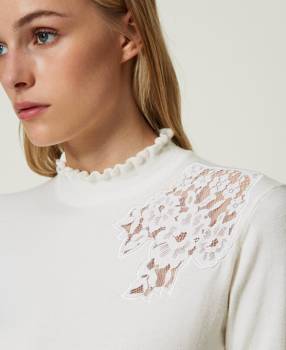 Stehkragenpullover aus Wollmischung mit Spitze