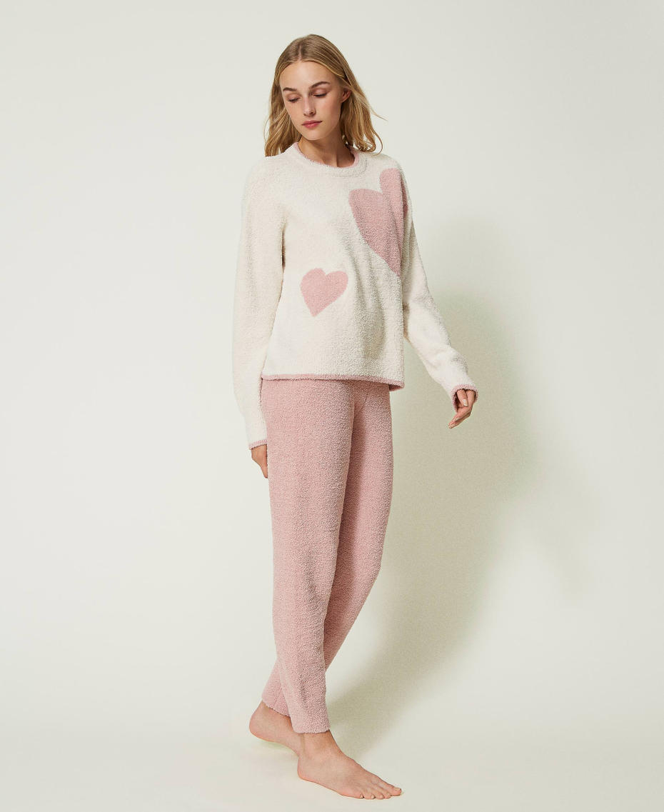 Pull avec cœurs et pantalon