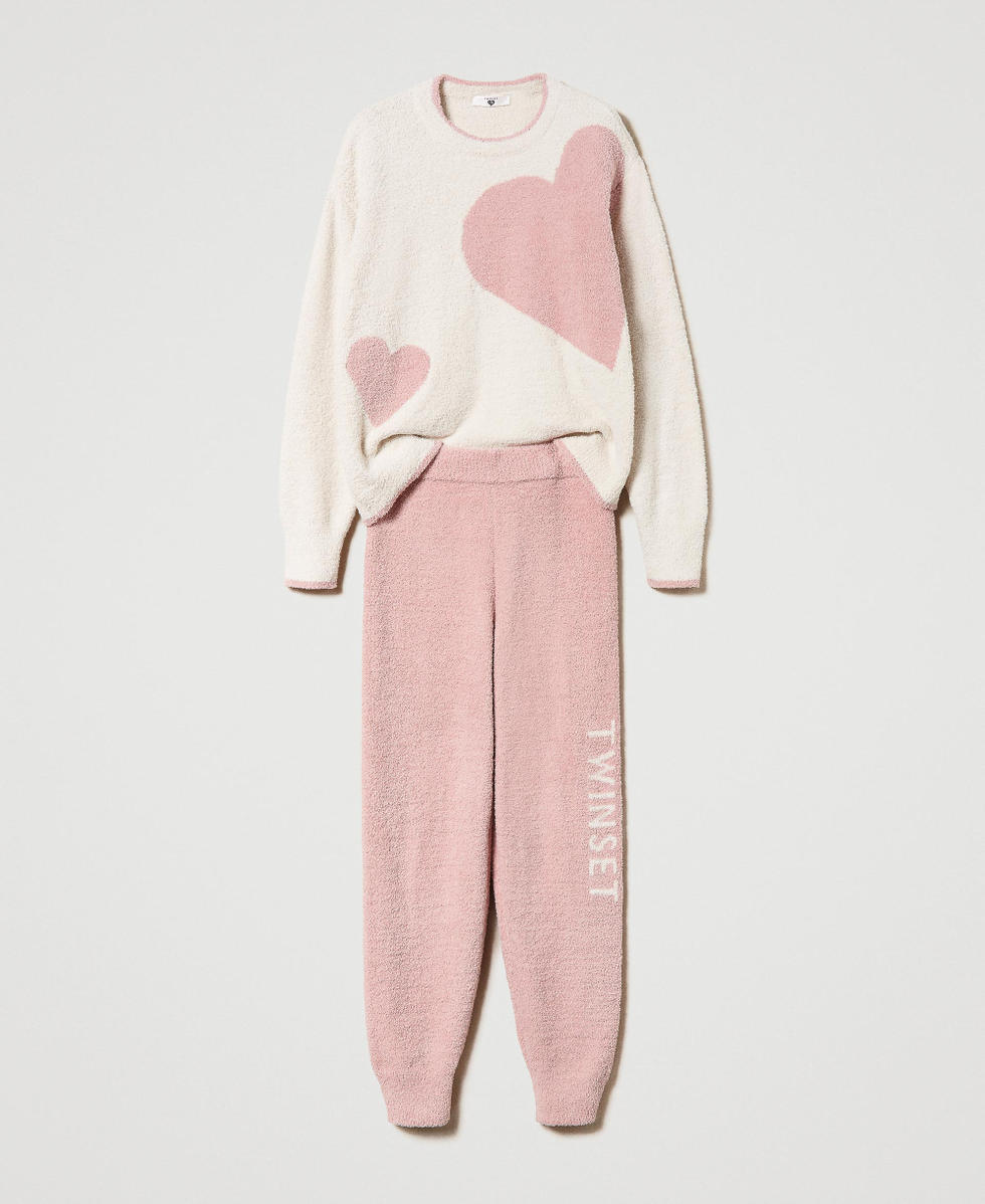 Pullover mit Herzdessin und Hose
