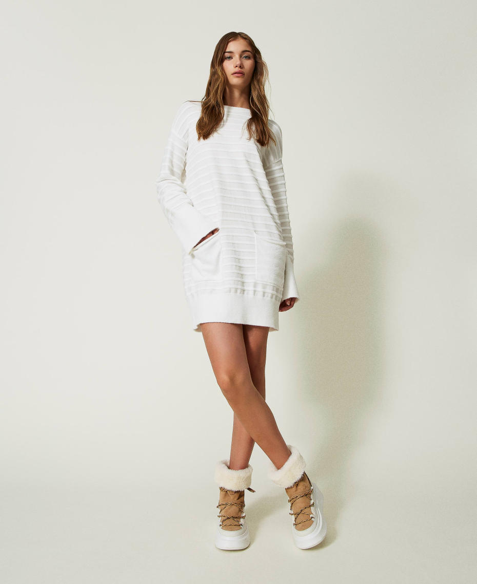 Robe courte en maille rayée