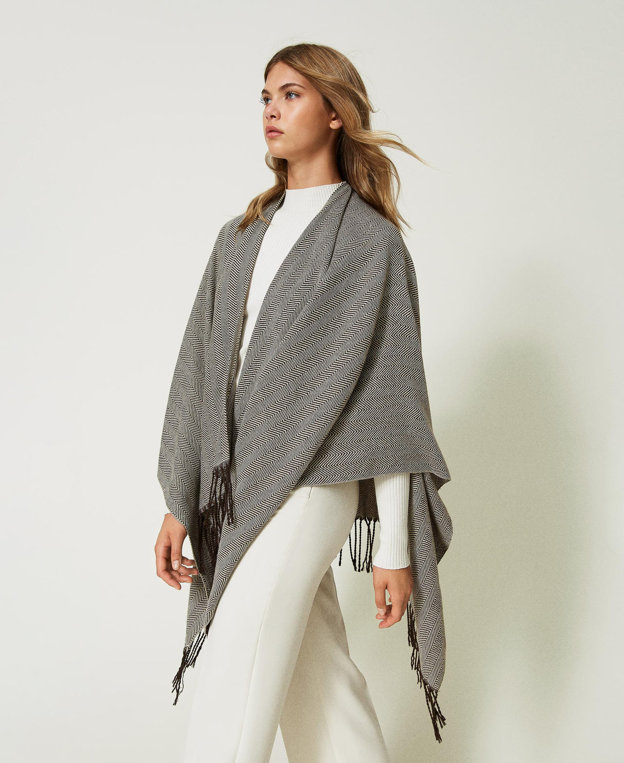 Chevron wool cloth poncho with fringes Two-tone Coffee Bean” Brown / Mother of Pearl Woman 232LL5AAA-02