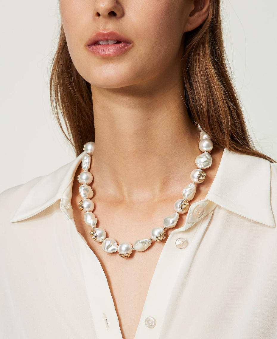 Choker with pearls and Oval T