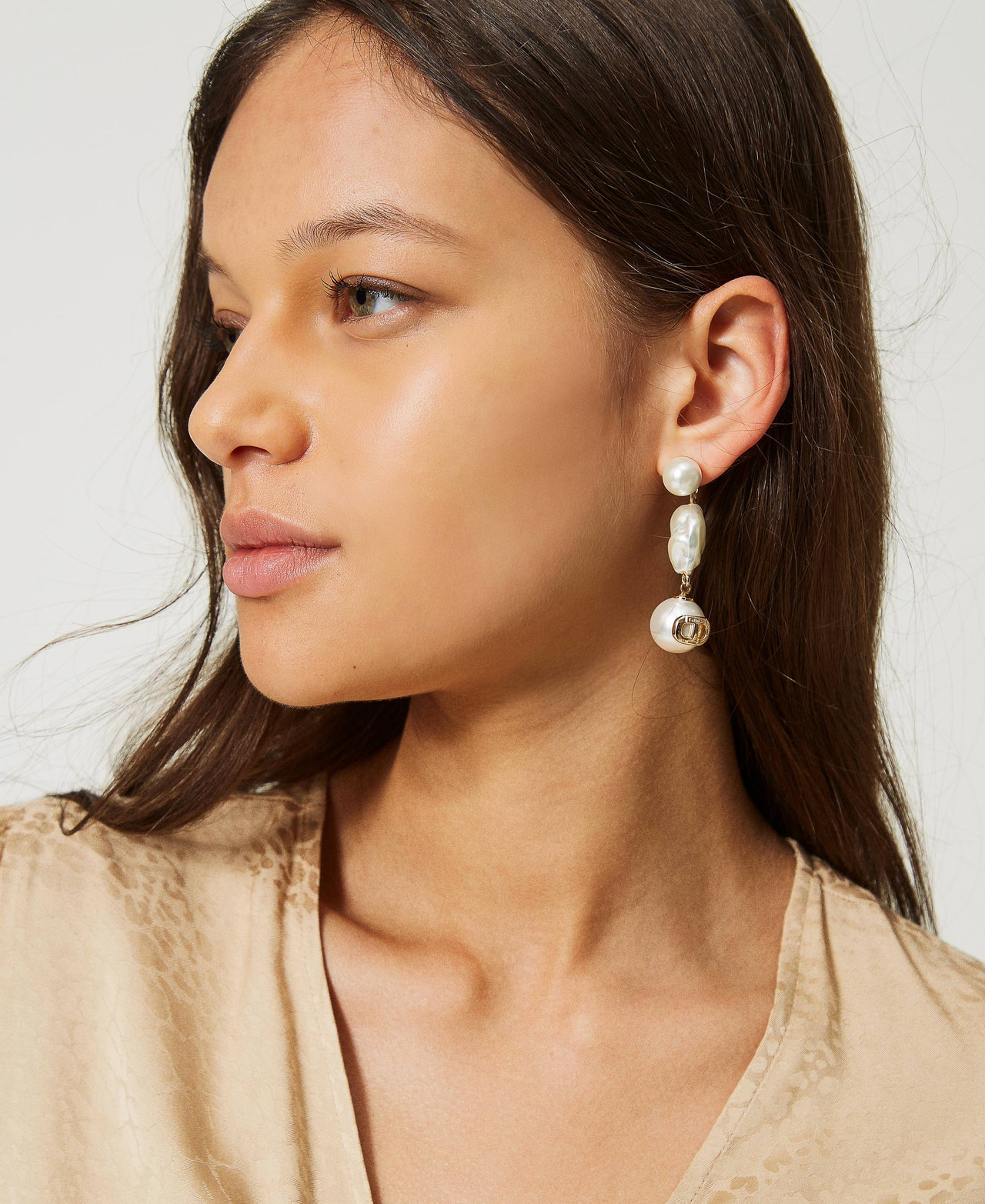 Orecchini pendenti con perle e Oval T