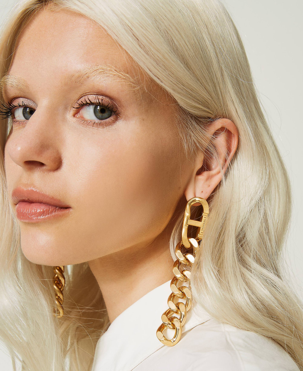 Chain earrings with Oval T