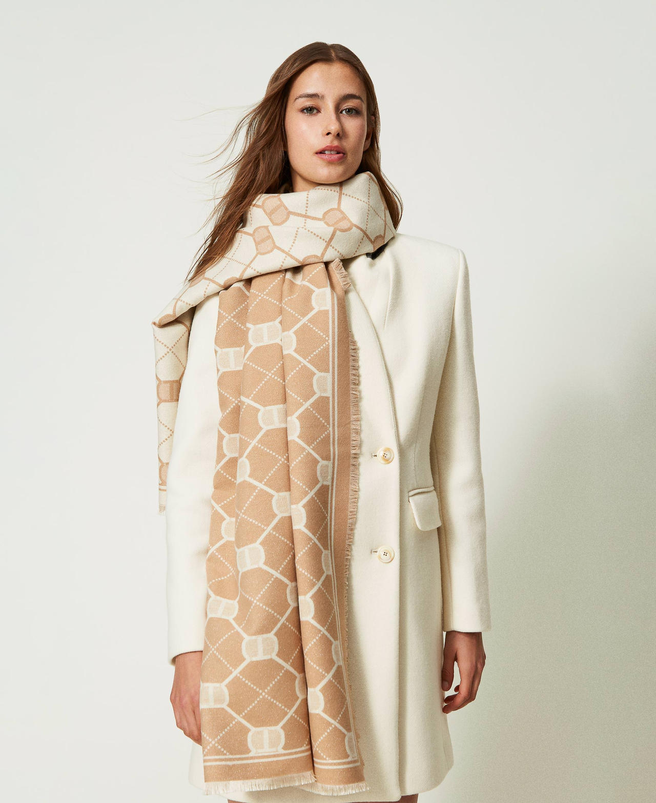 Lurex jacquard stole with Oval T