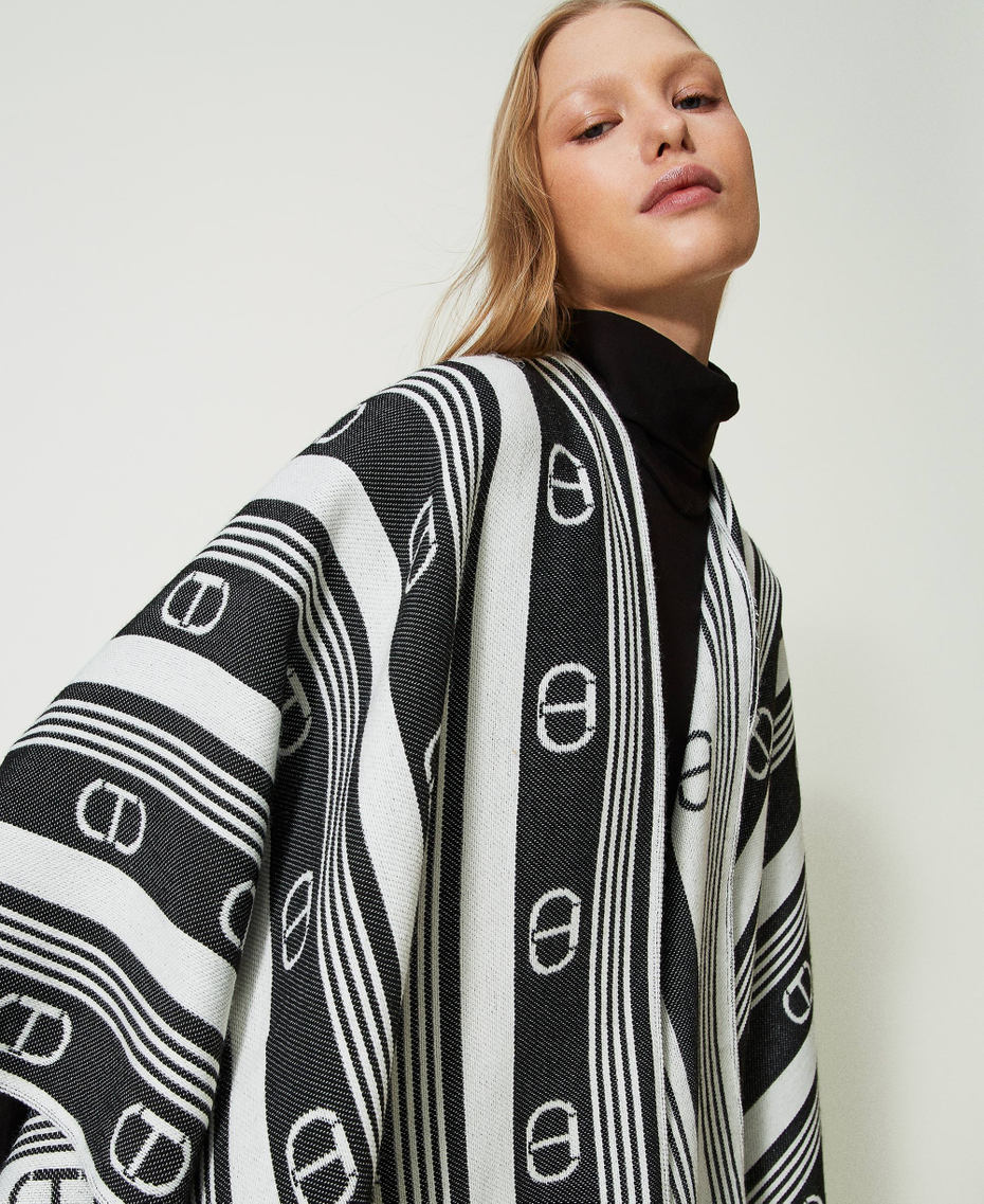 Poncho en laine mélangée jacquard avec rayures