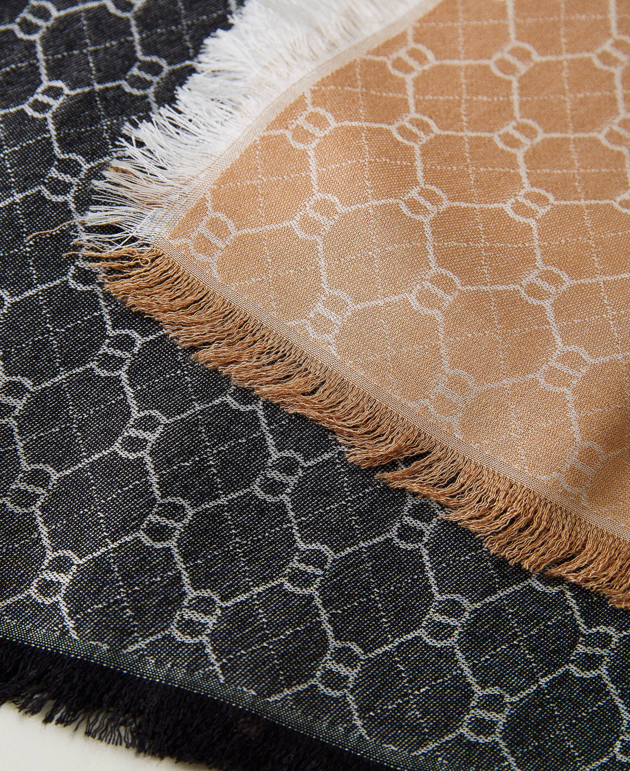 D&eacute;grad&eacute;-Jacquardtuch mit Oval Ts