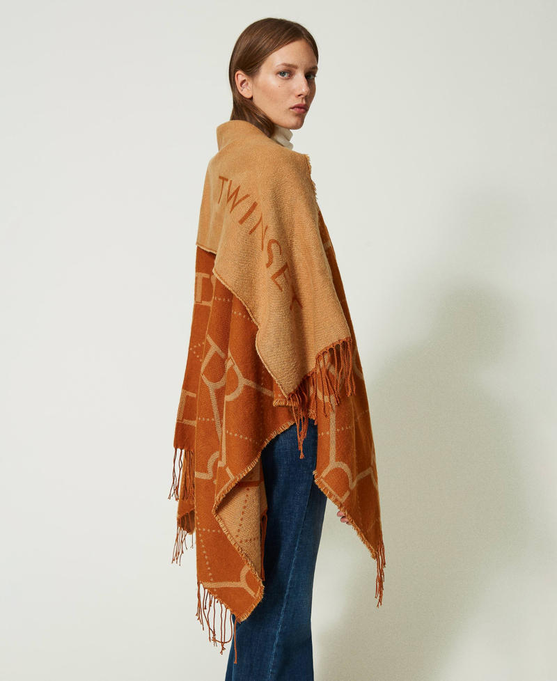 Poncho jacquard con collo a sciarpa