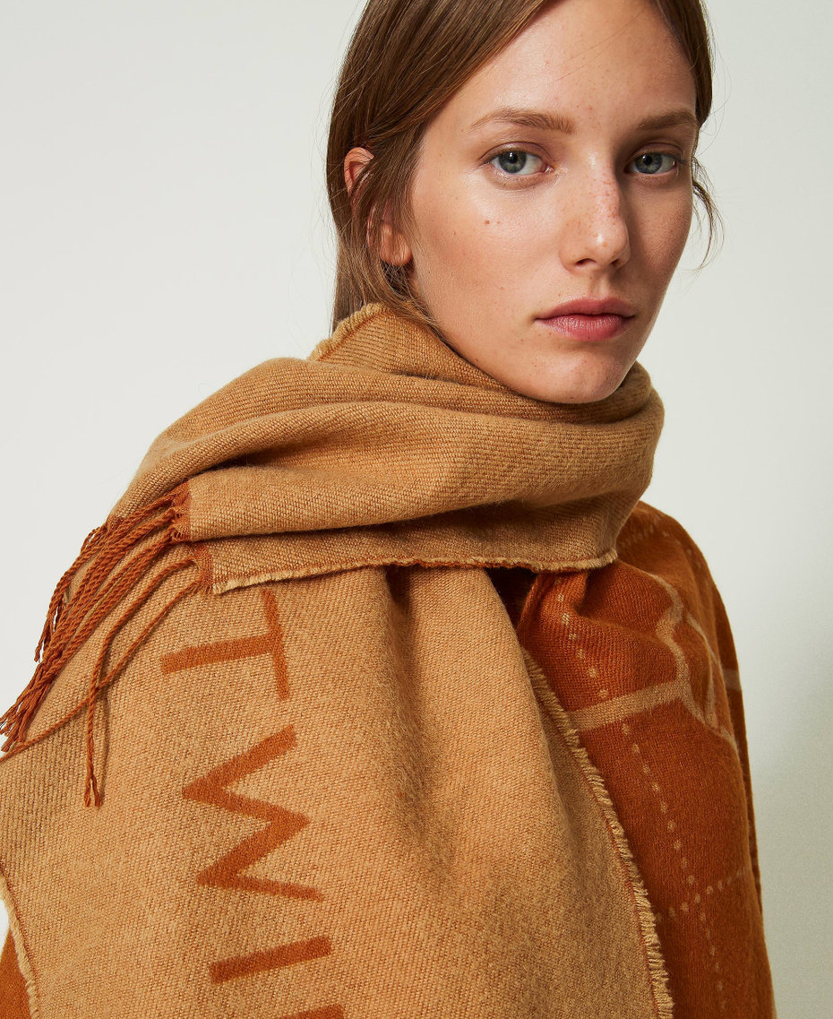 Poncho jacquard con collo a sciarpa