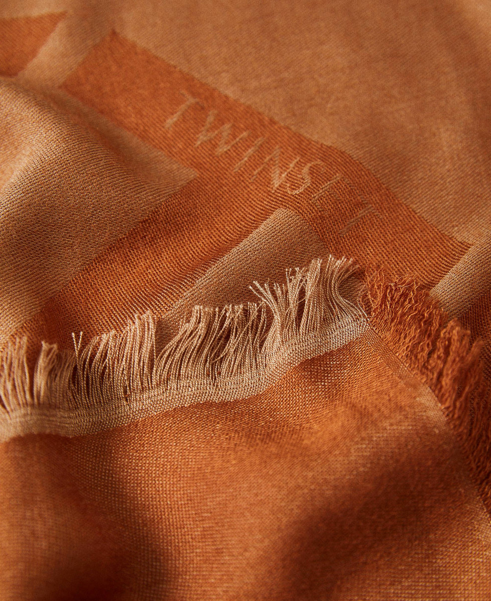 Jacquard kefiah with Oval T