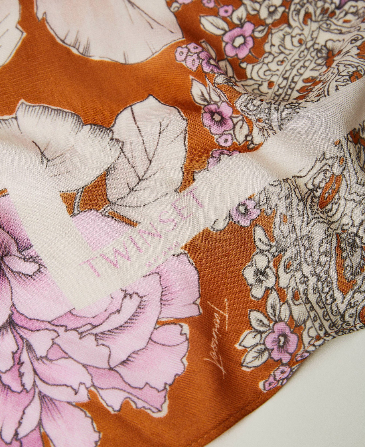 Tuch mit Blumenprint