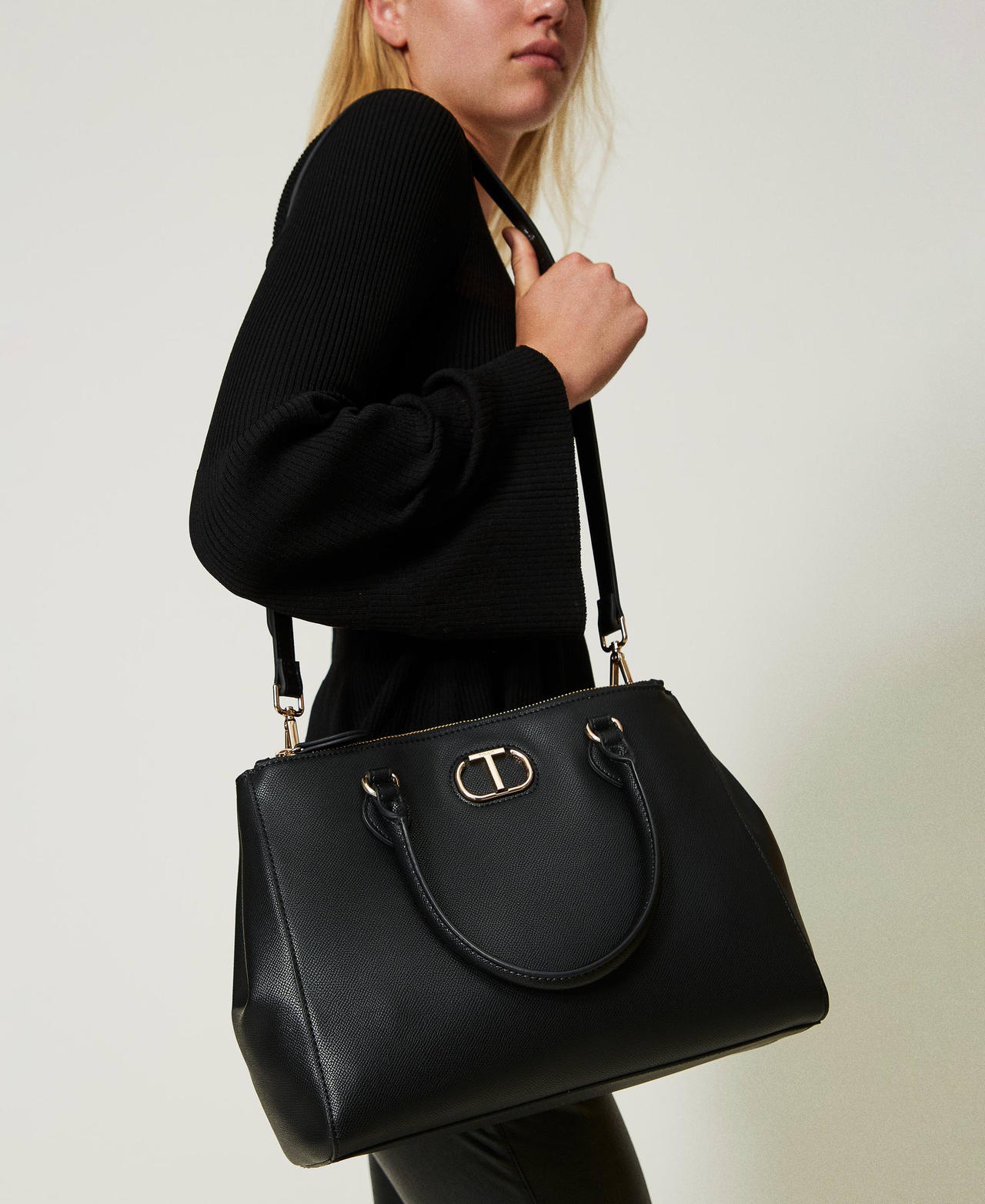 Shopper with inner separator and Oval T Black Woman 232TB7172_00006_0S