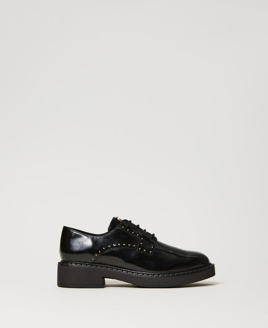 Tie-up shoes with studs