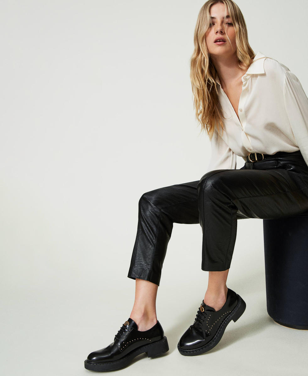 Chaussures &agrave; lacets avec clous