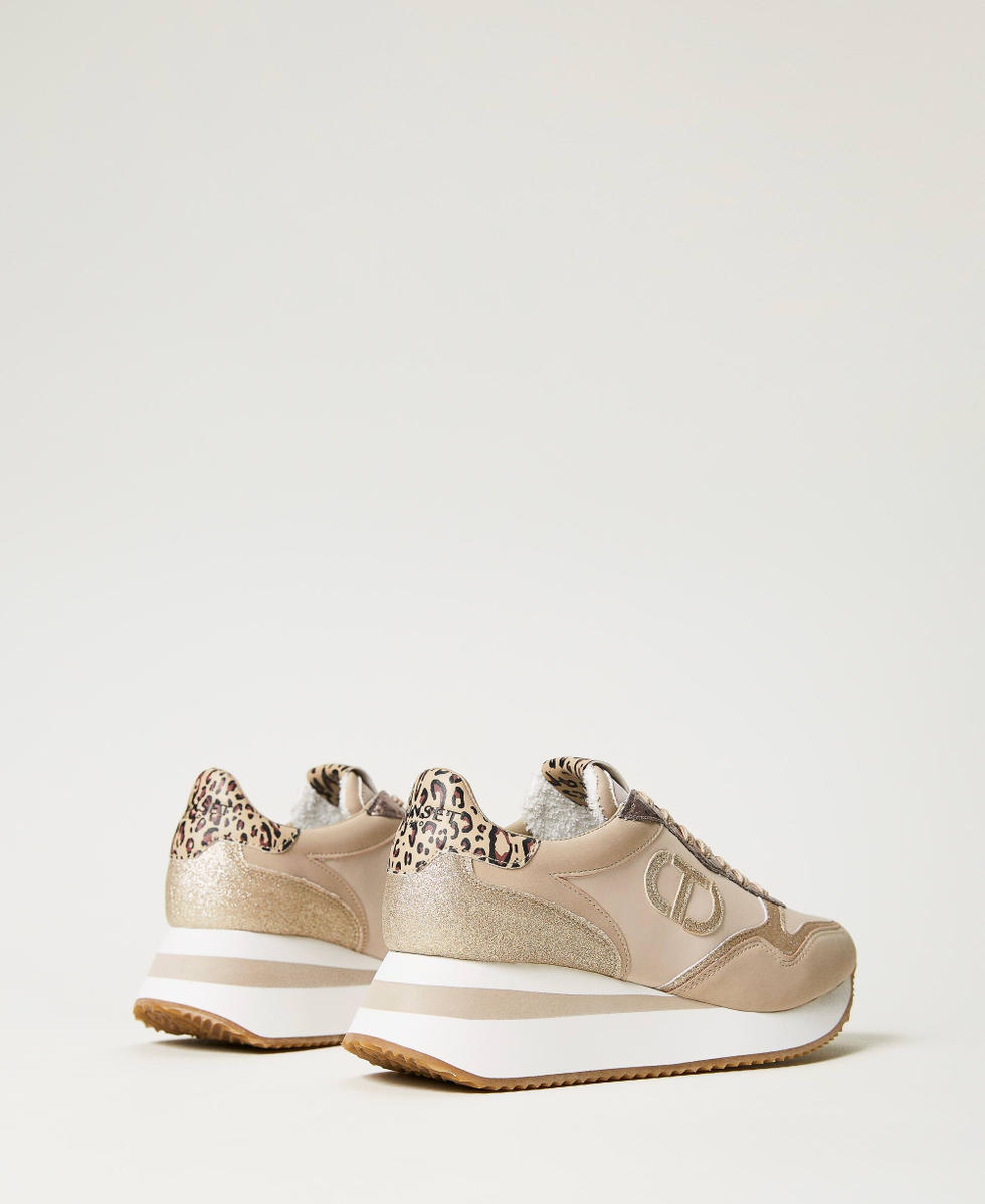 Wedge trainers with Oval T