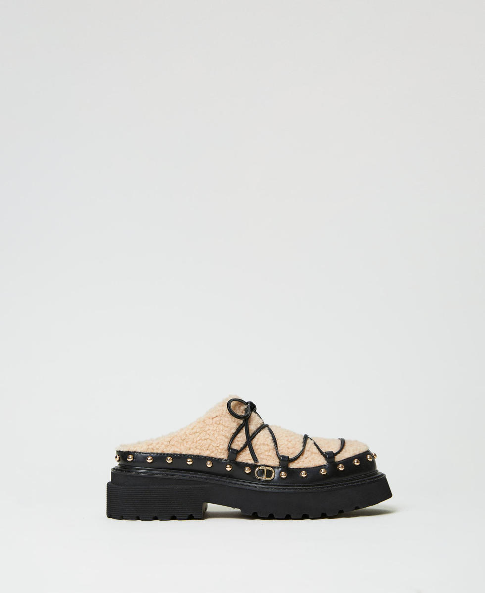 Zuecos de boucl&eacute; con tachuelas y cordones