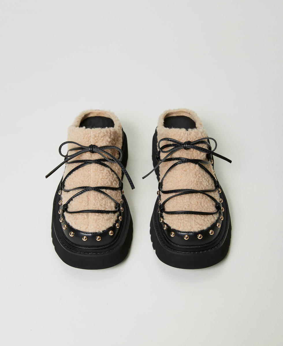 Zuecos de boucl&eacute; con tachuelas y cordones