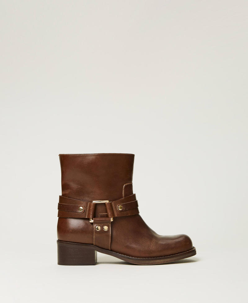 Leather boots with buckle