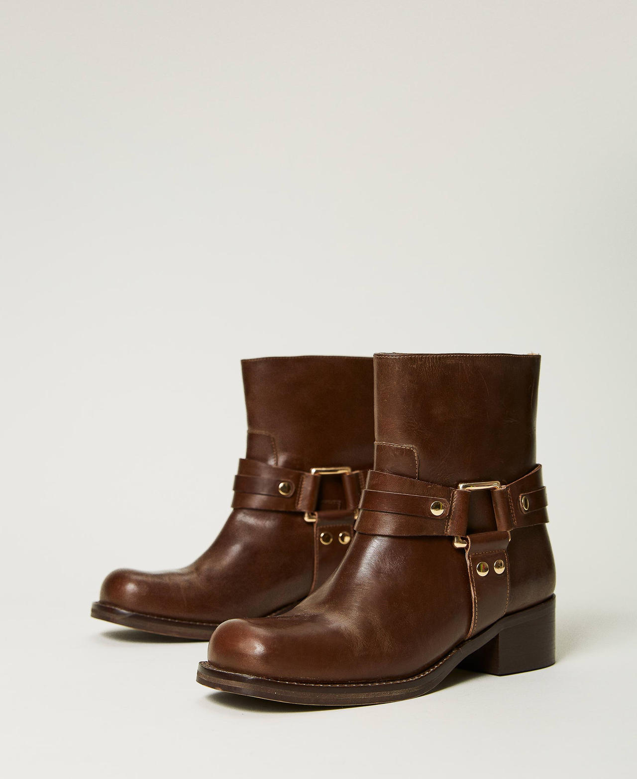Leather boots with buckle