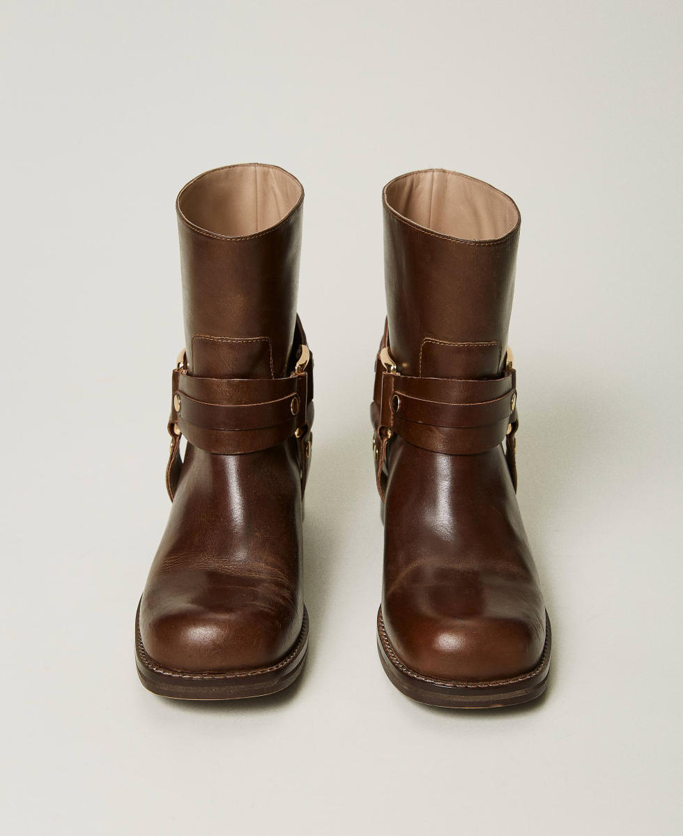 Leather boots with buckle