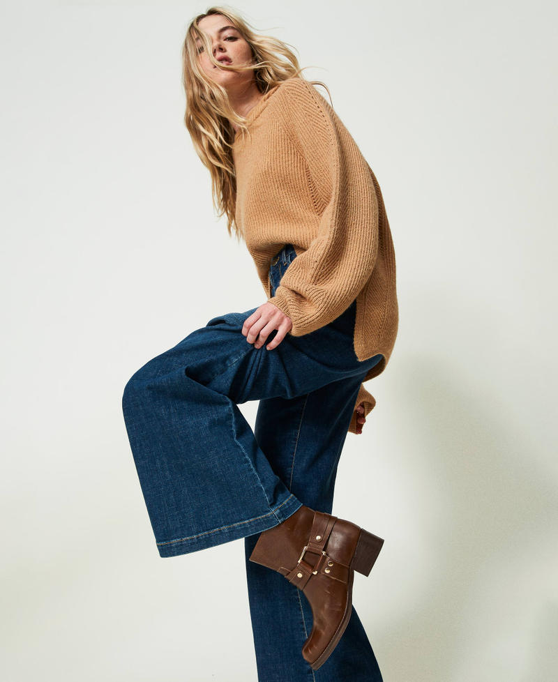 Leather boots with buckle