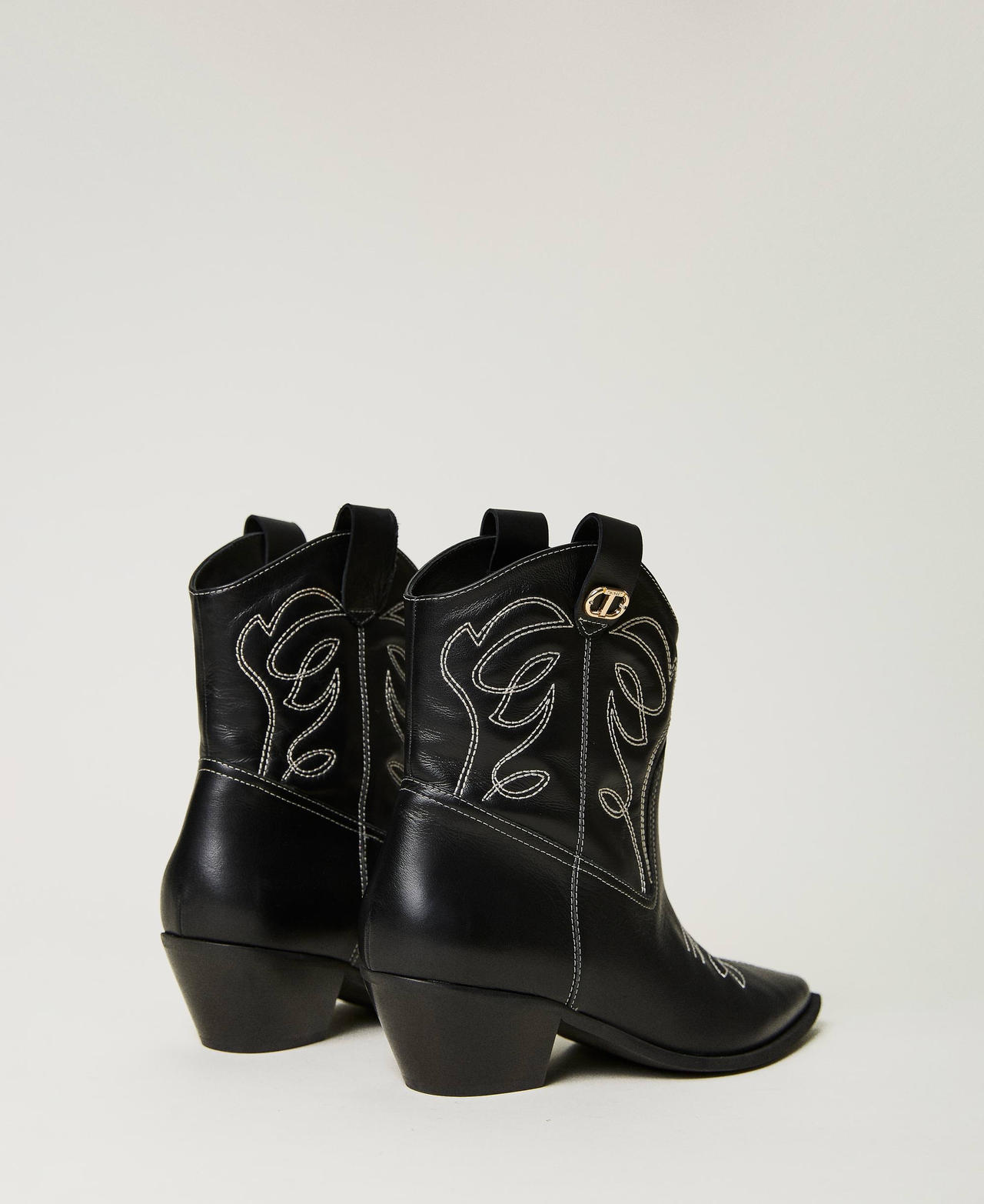 Leather Texas boots with decorations