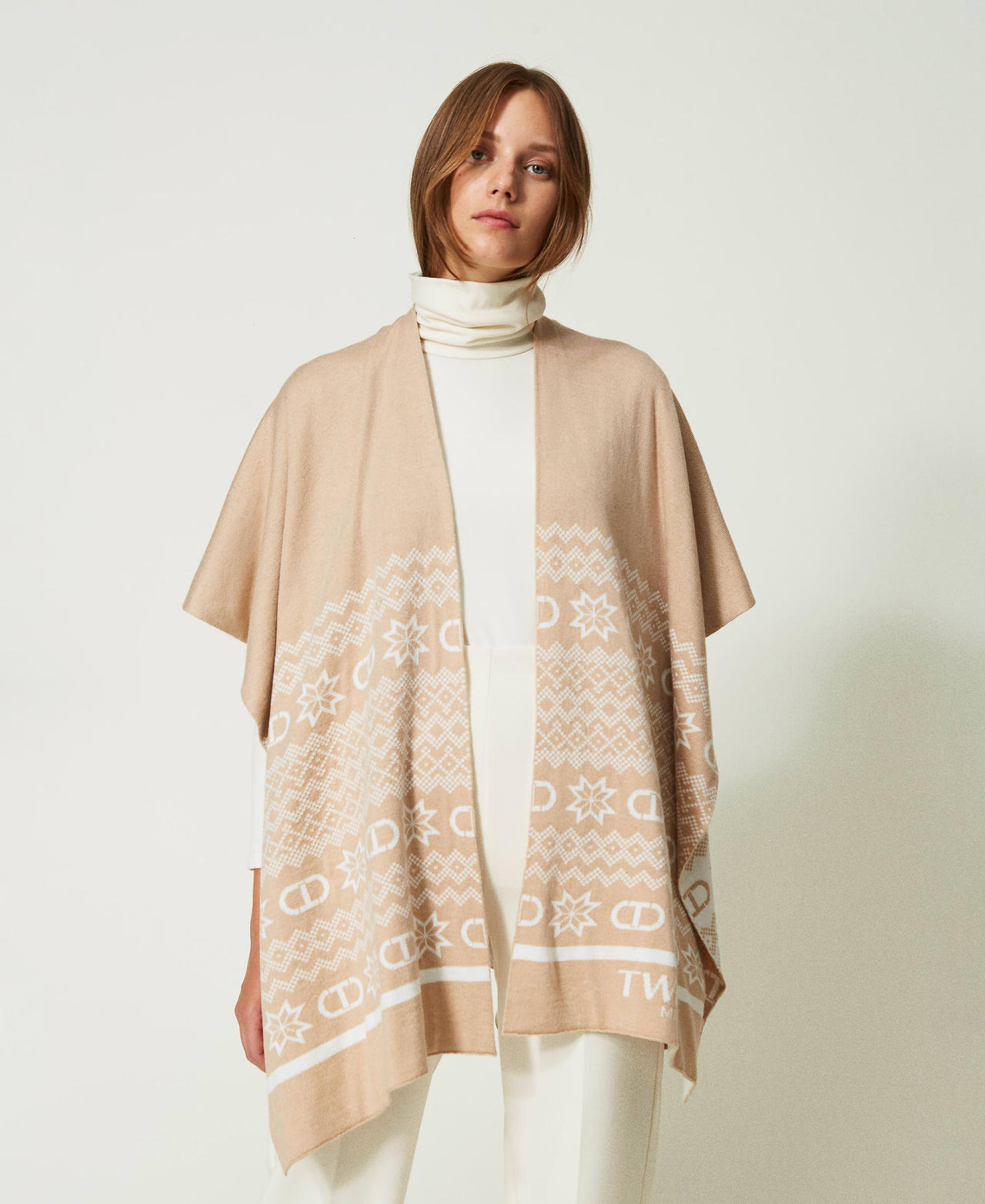 Jacquard open poncho with Oval T