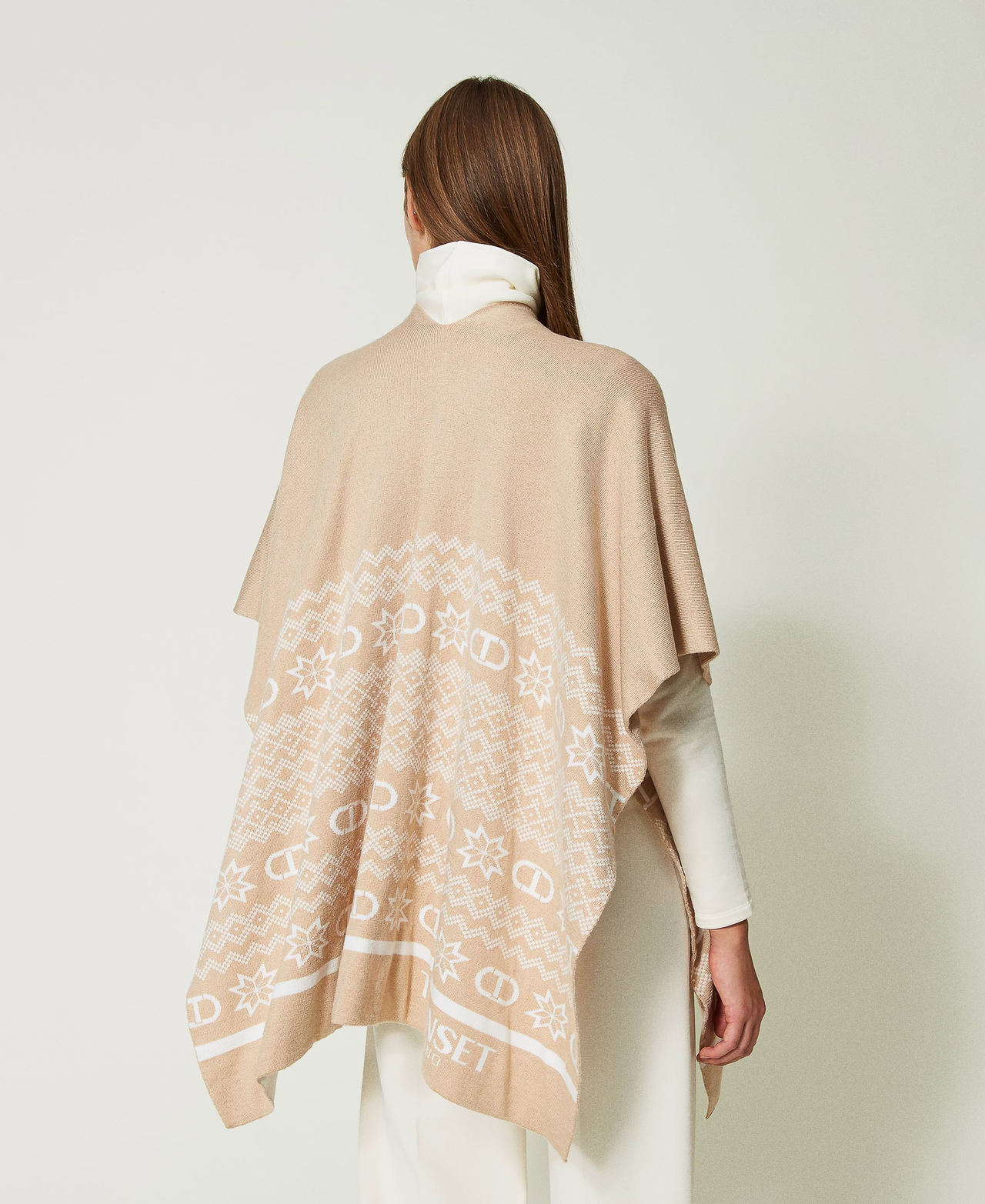 Jacquard open poncho with Oval T