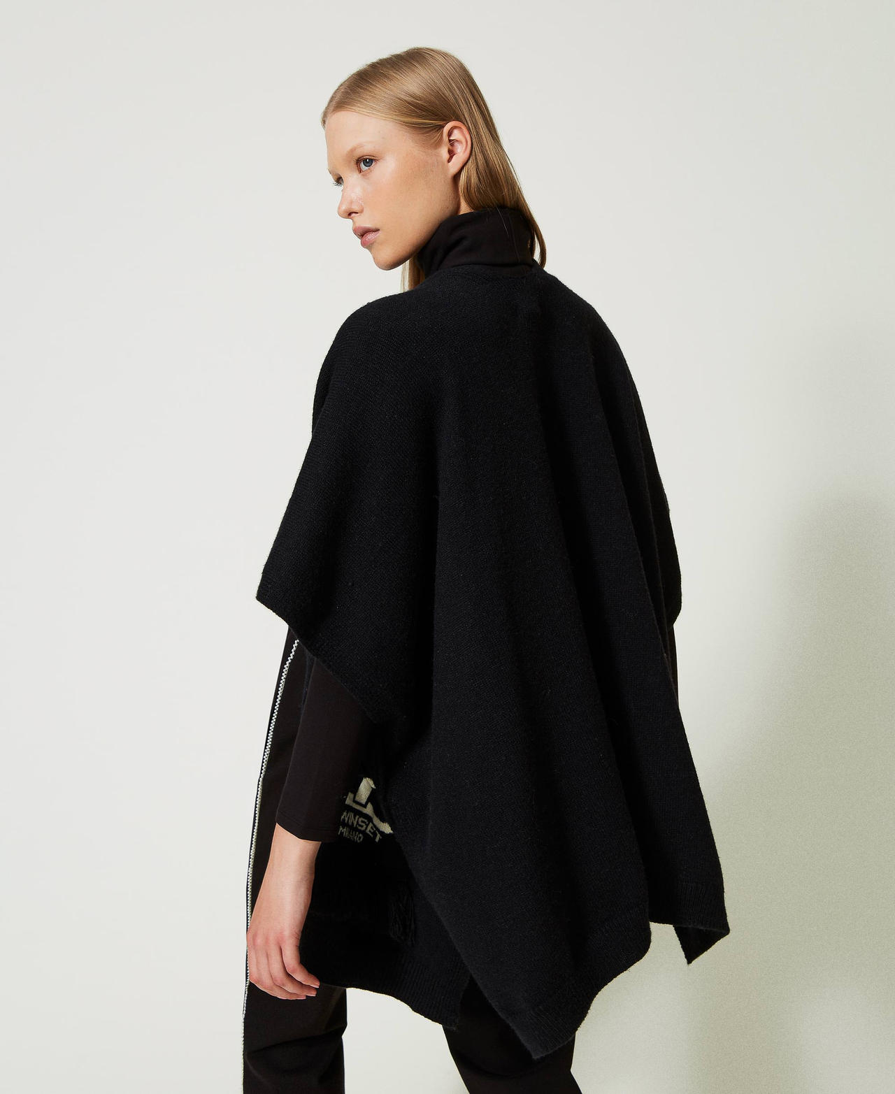 Poncho aperto con logo e frange