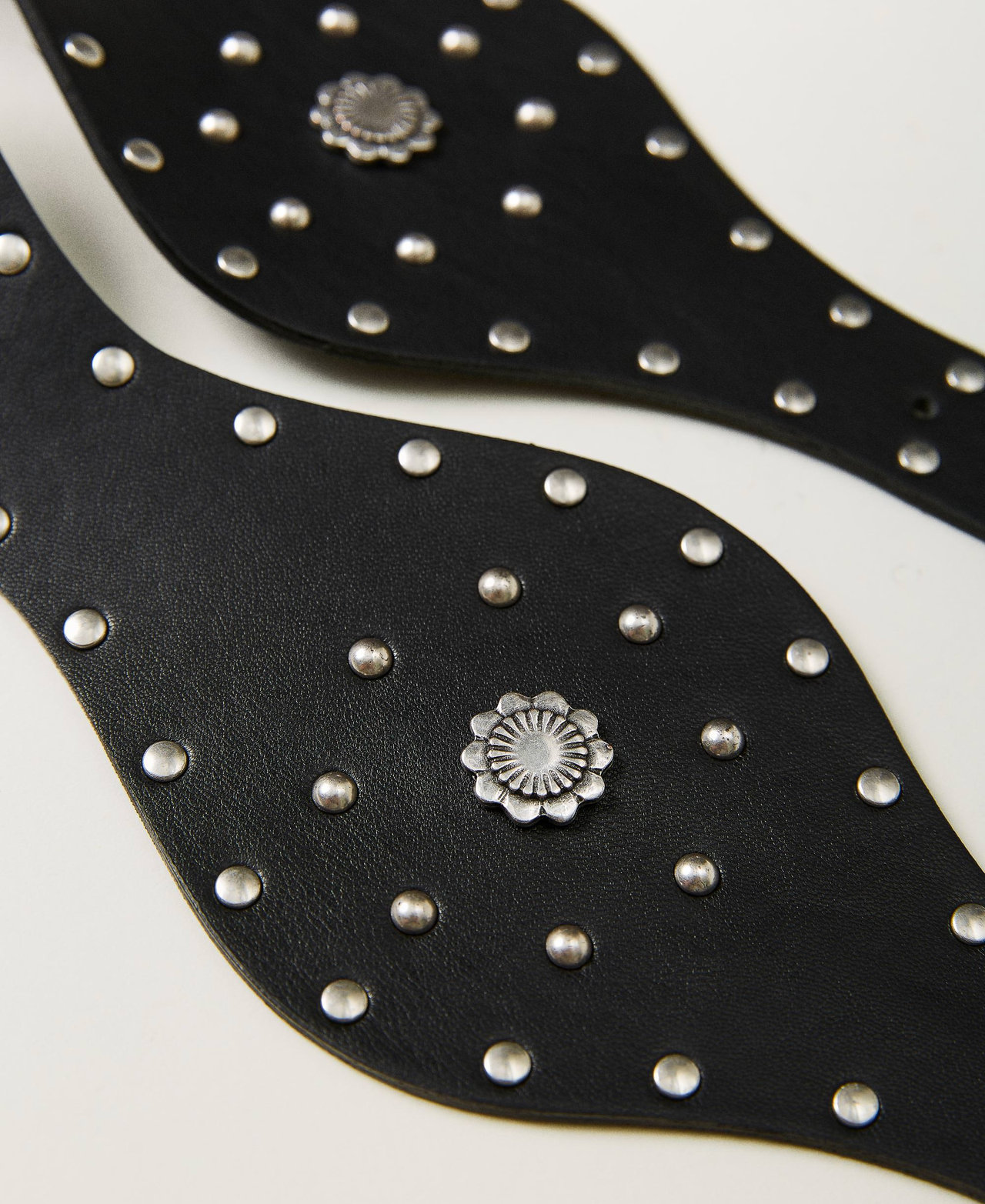 Ceinture avec clous et rivets