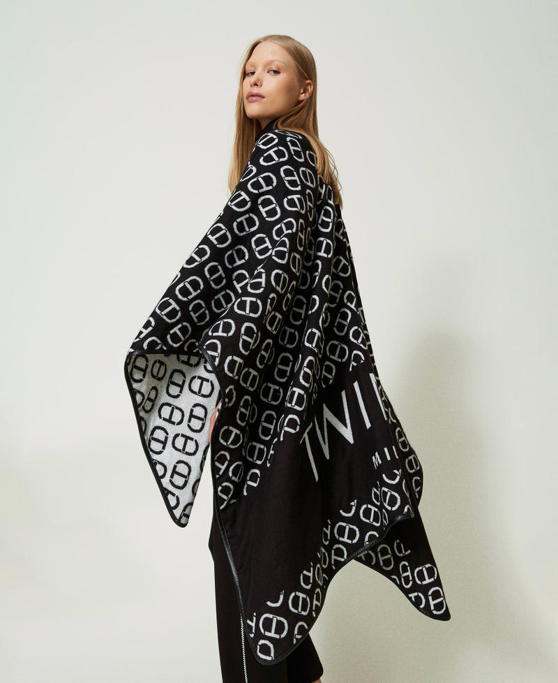 Jacquardponcho mit Oval Ts