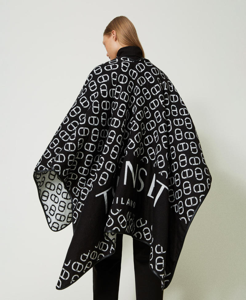 Jacquardponcho mit Oval Ts