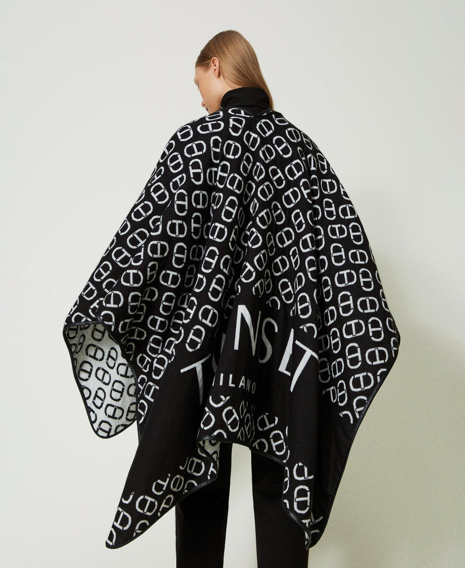 Jacquardponcho mit Oval Ts