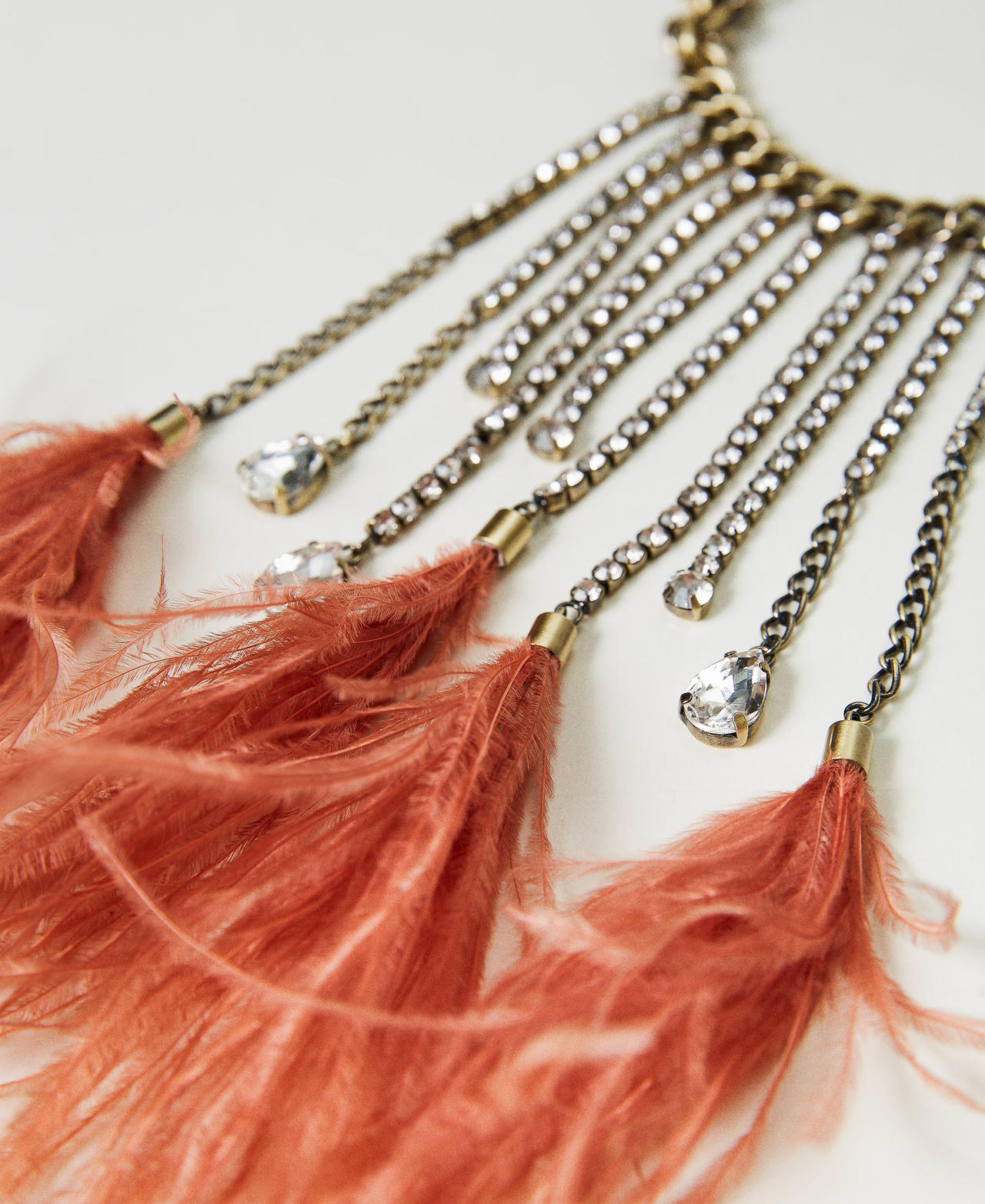 Collier avec plumes et strass