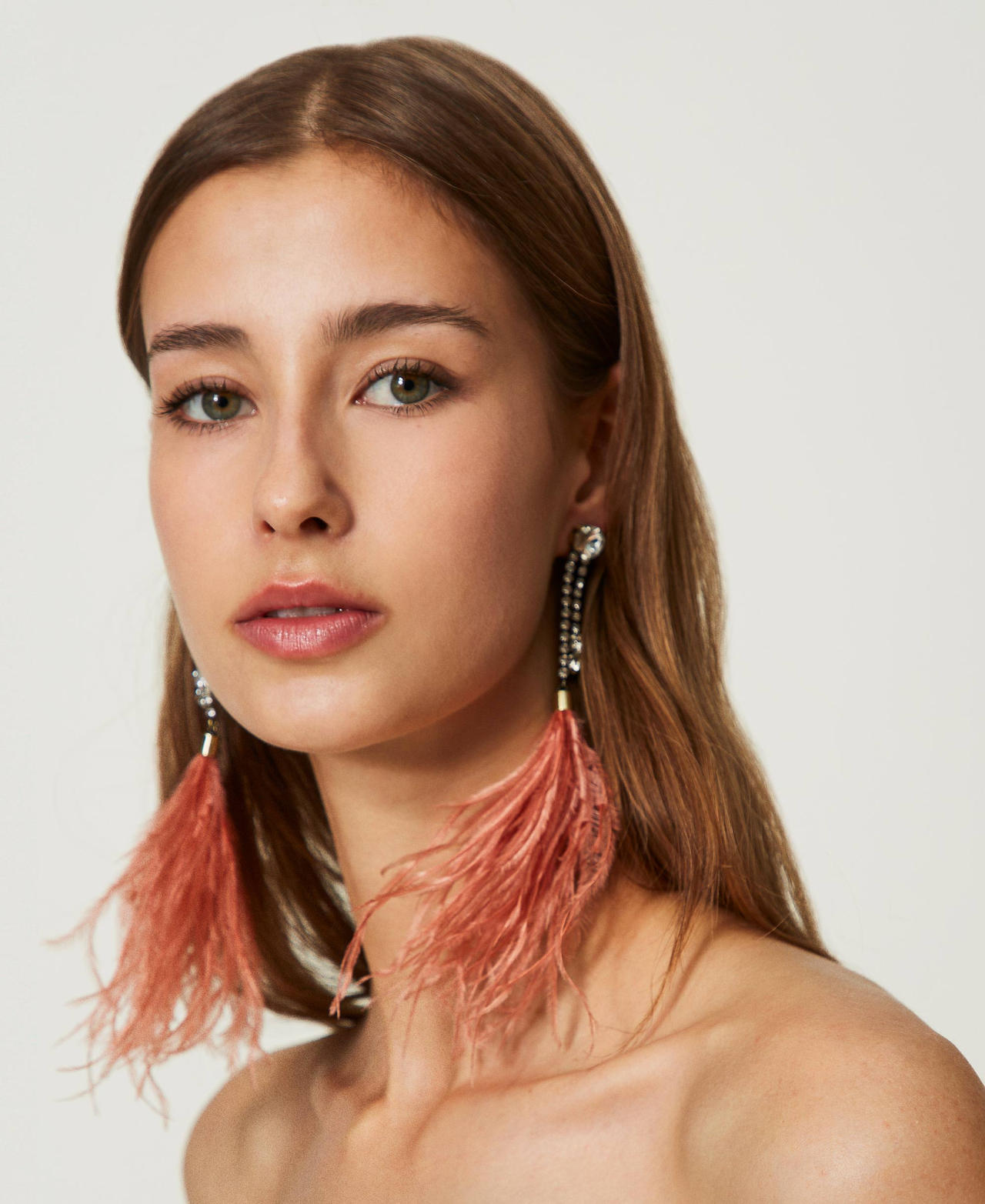 Earrings with feathers and rhinestones
