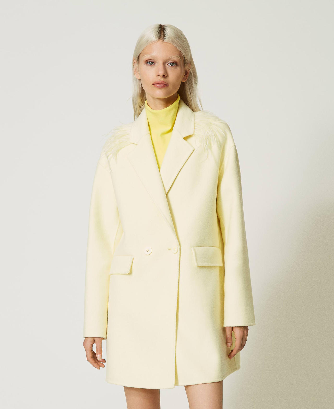Manteau court en tissu double de laine avec plumes