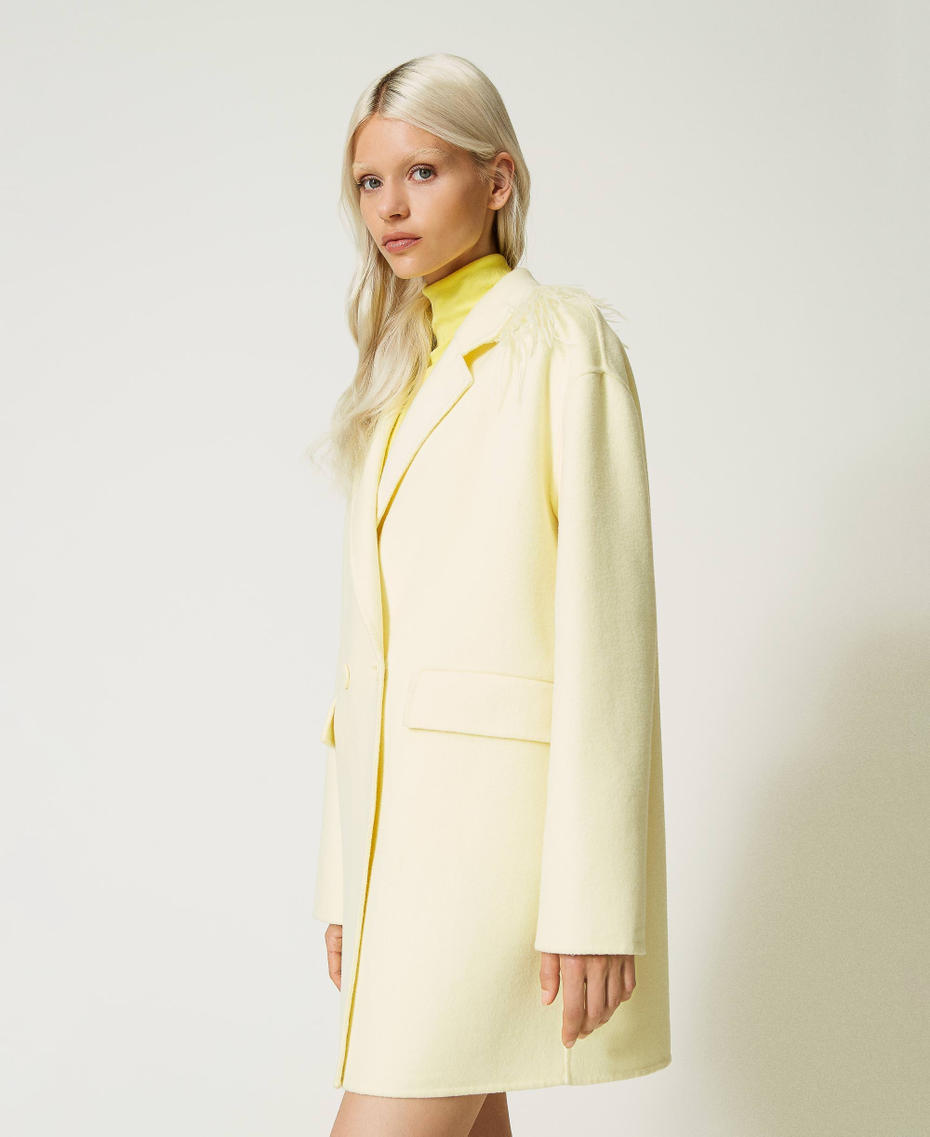 Manteau court en tissu double de laine avec plumes