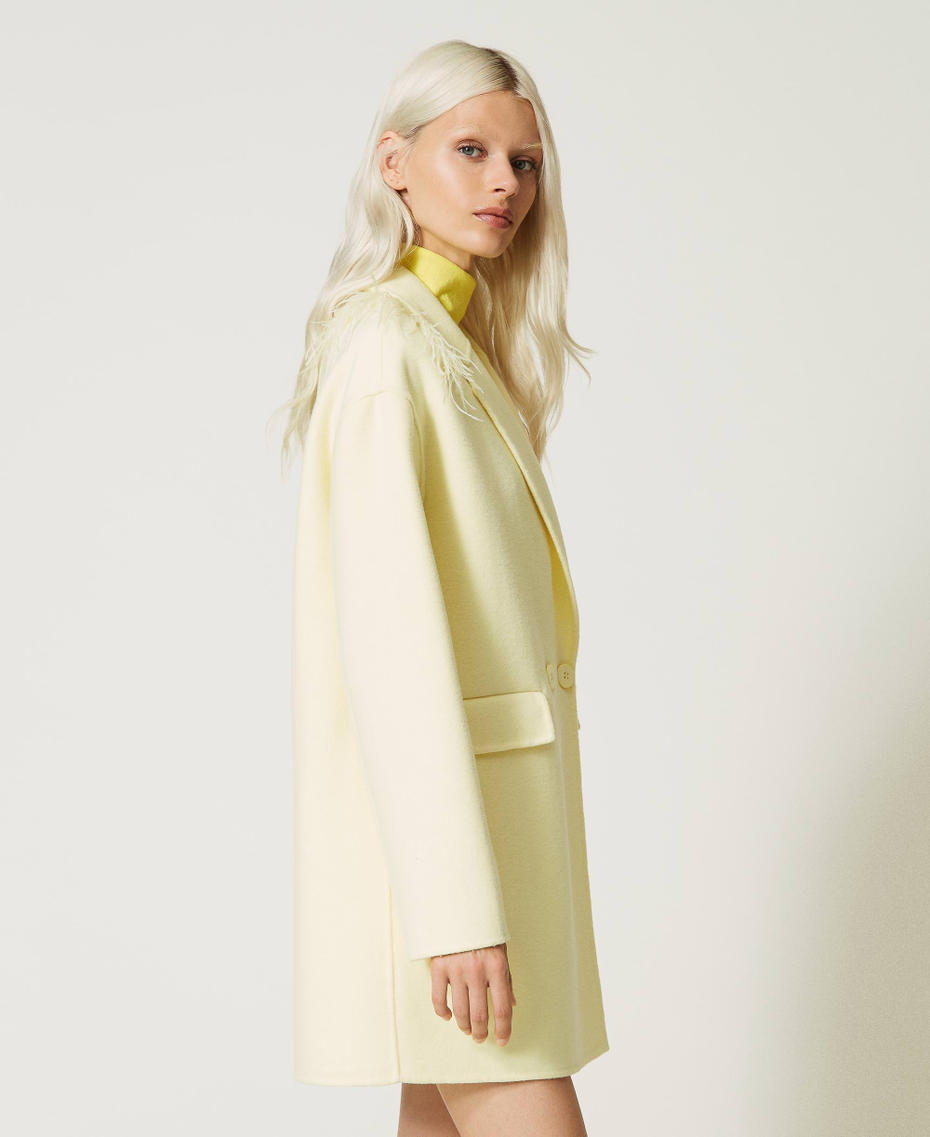 Manteau court en tissu double de laine avec plumes