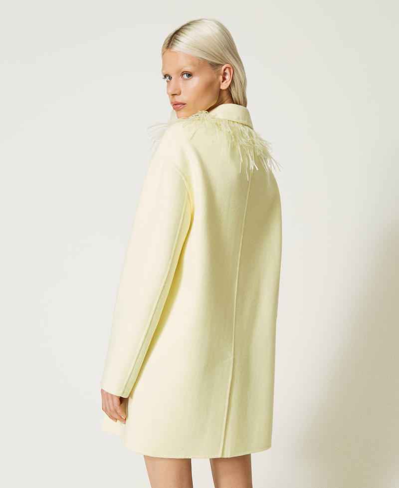 Manteau court en tissu double de laine avec plumes