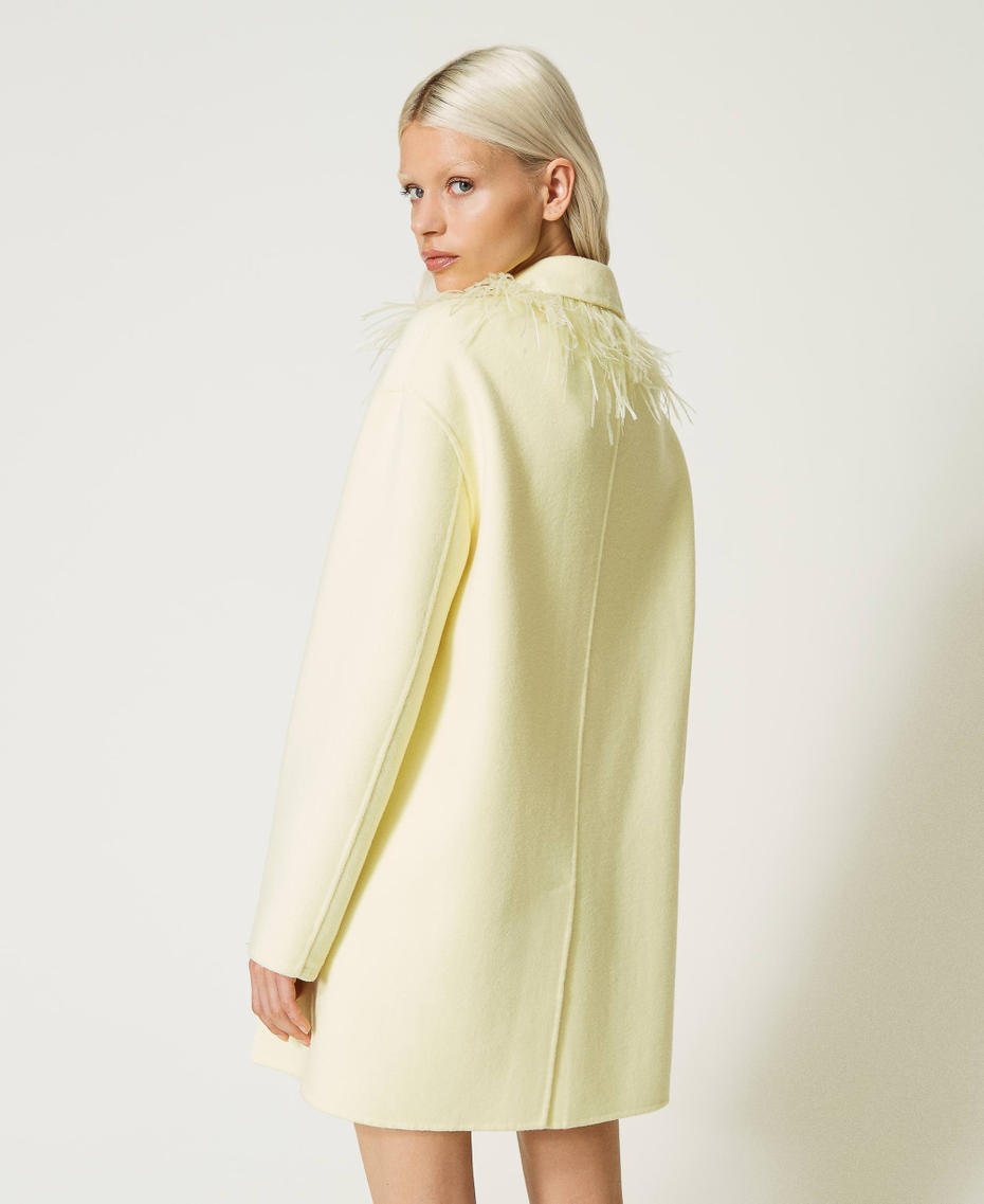 Manteau court en tissu double de laine avec plumes