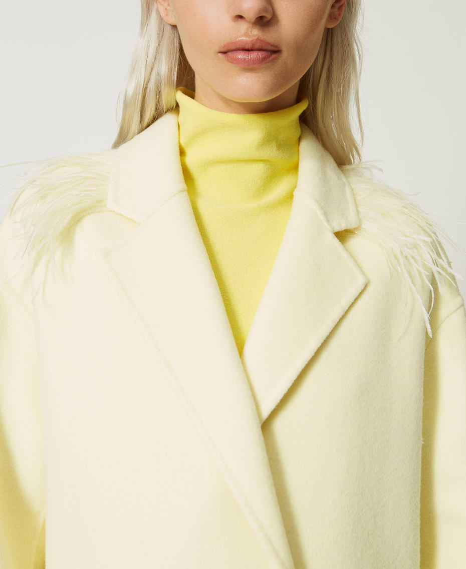 Manteau court en tissu double de laine avec plumes