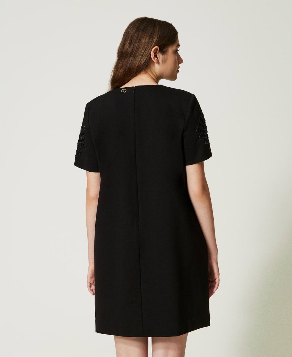 Von Hand besticktes, kurzes Kleid